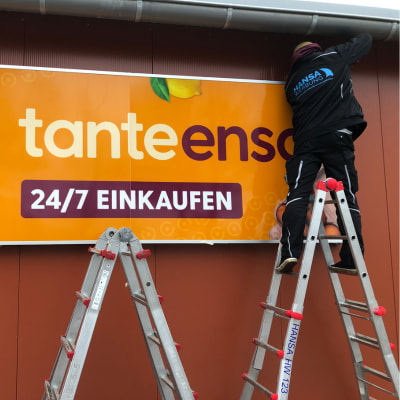 Lichtwerbung wir angebracht
