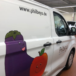 Weißes Fahrzeug mit Werbebeschriftung