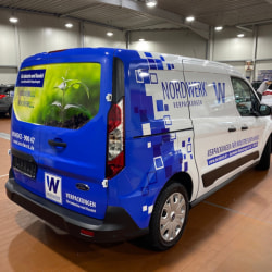 Fahrzeug mit Beschriftung in Blau-Weiß