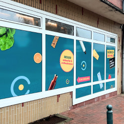 Fensterbeschriftung von Geschäft