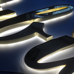 Leuchtende Buchstaben von Lichtwerbeanlage