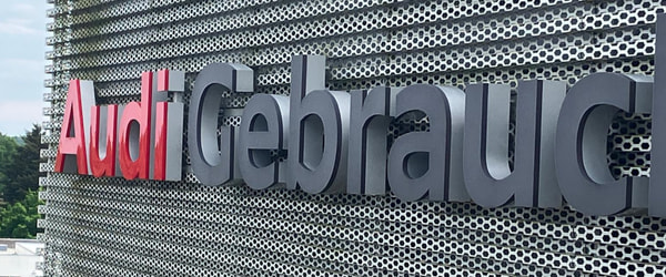 Leuchtwerbung an Firmenwand